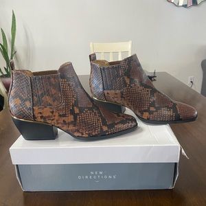 New Directions Edie Ankle Boot Western Bootie Womens Size 8M Brown Snakeskin